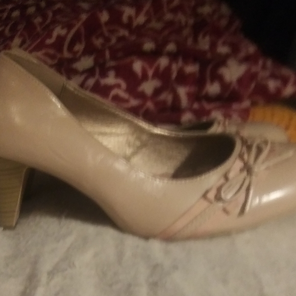 Tan heels - Picture 1 of 3